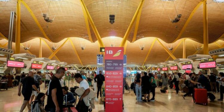 Los viajes programados en avión y en tren auguran una Semana Santa casi récord | Economía