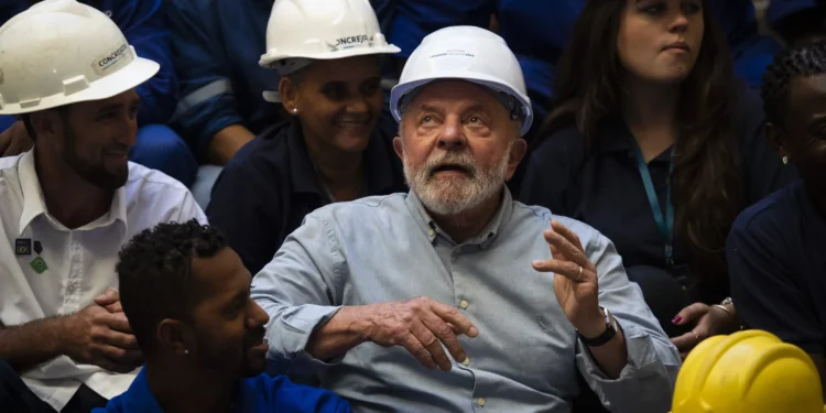 Lula cancela viaje a China debido a neumonía