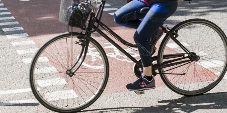 Más buses y bicis en los polígonos o cómo emitir 72 veces menos CO2 en los viajes al trabajo