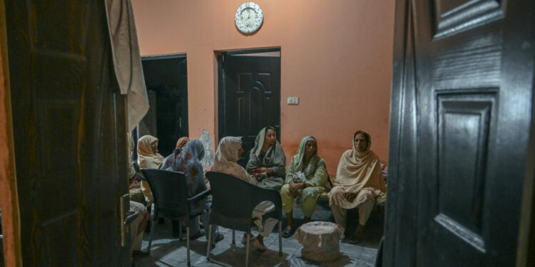 Migrantes pakistaníes se embarcan hacia Europa pese al peligro
