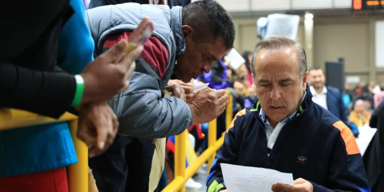 Desde Soacha, el ministro Reyes dijo que el país sabrá que pasará con la integración de las dos aerolíneas el martes 14 de marzo. Twitter.