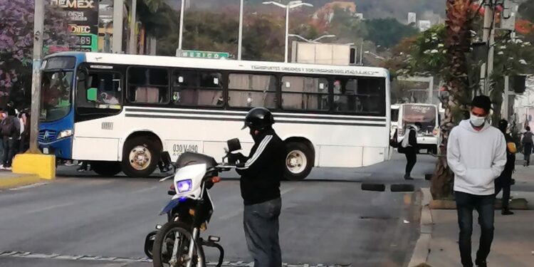 Normalistas bloquean cruceros en la capital de Oaxaca