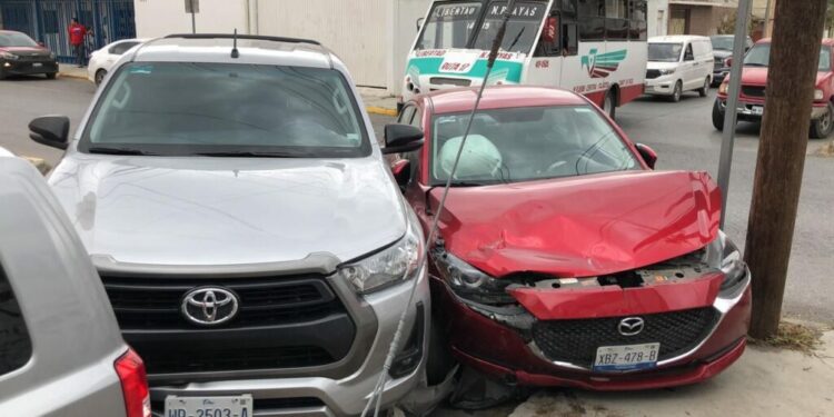Omite alto y provoca carambola vehicular en crucero 19 y Ocampo