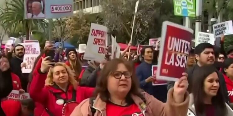 Padres están preocupados por la huelga en el distrito escolar de Los Ángeles, el segundo mayor del país