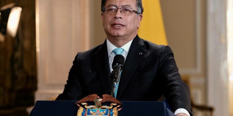 Petro suspende sus viajes y ordena que aviones de la FAC transporten viajeros afectados