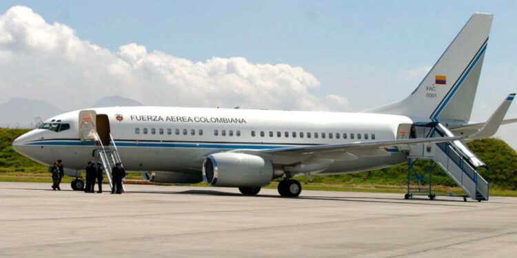 Petro suspende todos sus viajes y ordena usar aviones de la Fuerza Aérea en contingencia por crisis de Viva y Ultra