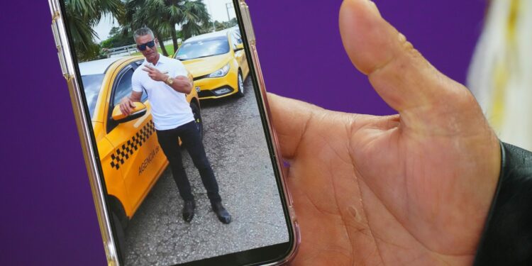 Roberto Roque Rodríguez muestra una foto del 21 de febrero de 2023 de su tiempo trabajando como taxista en Cuba. Se fue de Cuba y ahora tiene un negocio con su hermano en un centro comercial de Glendale con varias empresas de propiedad cubana.