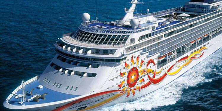 Primera escala en el Puerto de Ceuta del crucero Norwegian Sun