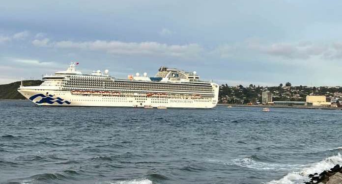 Puerto Montt recibe visita de Sapphire Princess, una de las últimas naves que cerrarán la temporada de cruceros 2022 - 2023