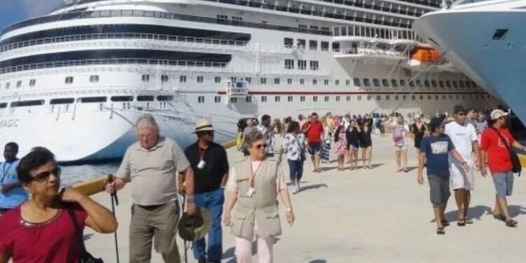 Puerto Plata recibió este viernes tres cruceros con 24,166 turistas