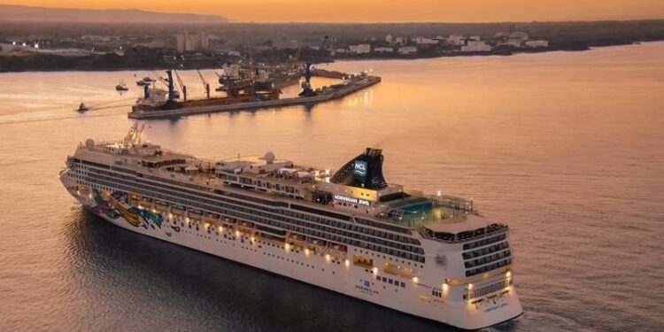 Puerto de Acajutla recibe crucero Norwegian Jewel con 3,000 pasajeros a bordo