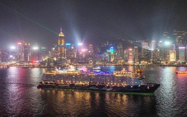 Puerto de Hong Kong recibe primera recalada de cruceros y celebra con luces al Mein Schiff 5