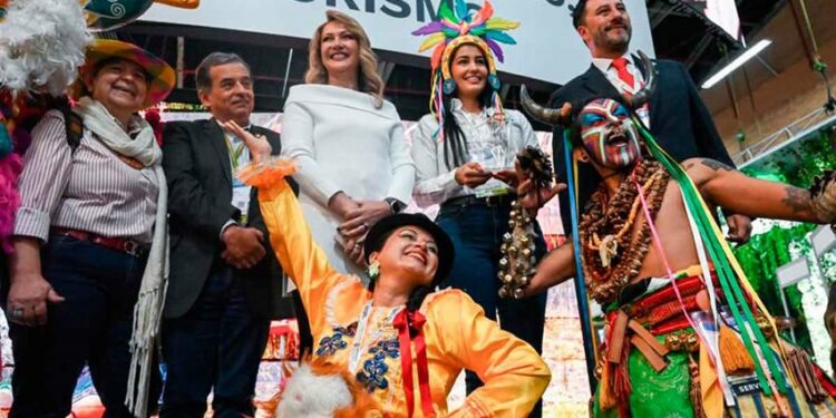 Viceministro Arturo Bravo, junto a funcionarios del Gobierno y personas disfrazadas, en stand de Anato 2023.