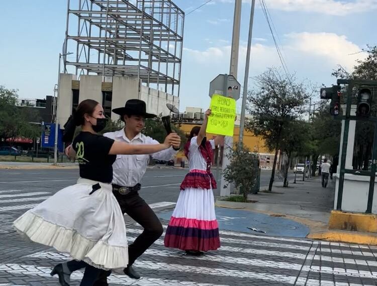 Regios bailan en cruceros para recaudar fondos y viajar a Grecia