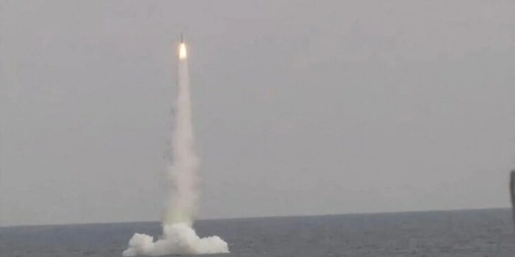 Rusia suma más tensión tras la amenaza nuclear de Putin: lanzó un misil de crucero Kalibr desde el mar de Japón