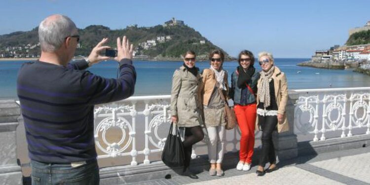 San Sebastián pone freno a la apertura de hoteles y pisos turísticos: “La oferta es suficiente” | España