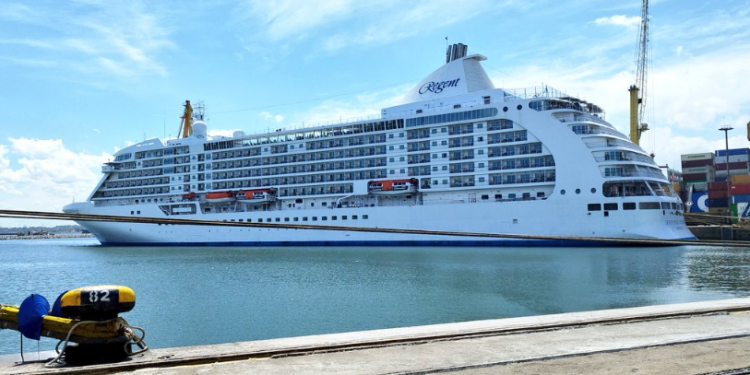 Sapphire Princess, Seven Seas Voyager y Costa Favolosa arriban al Puerto de Montevideo