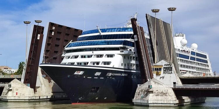 Sevilla recibe el ‘Azamara Journey’, el primer crucero de la temporada