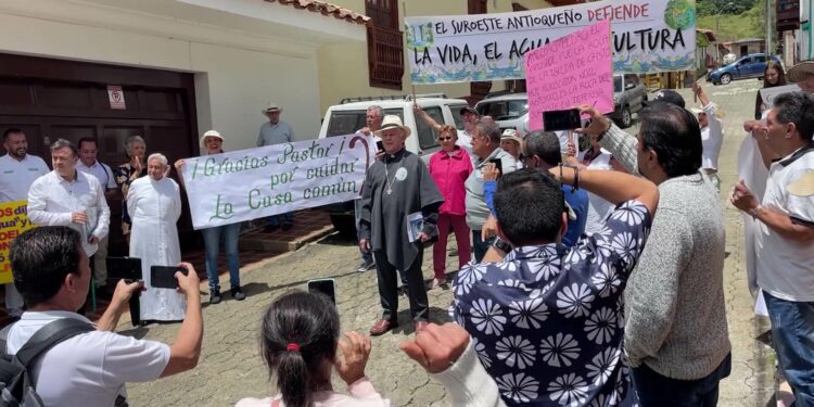 Marcha de apoyo al Obispo de la diócesis