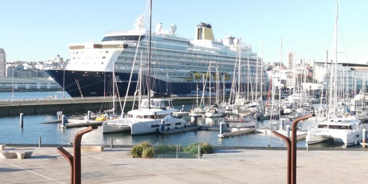 Un crucero atraca con ayuda de remolcadores en el puerto de A Coruña por el fuerte viento
