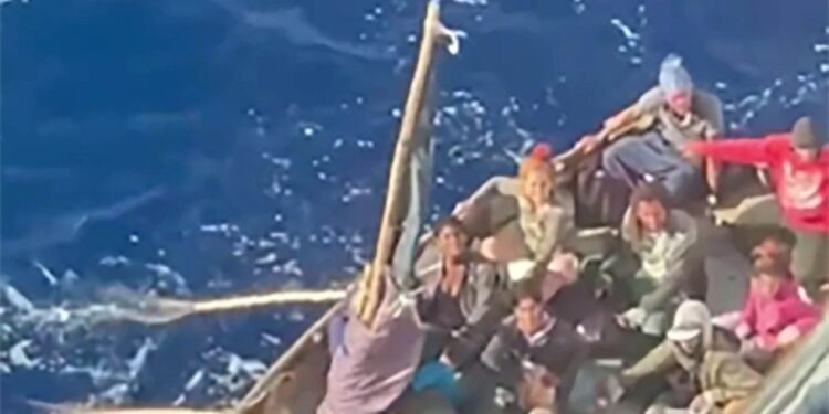 Un crucero de Carnival se detuvo para ayudar a un grupo de balseros cubanos