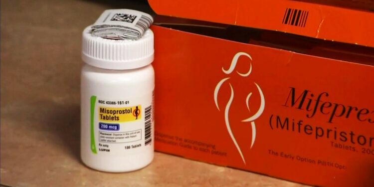 Un juez de Texas celebra audiencia para decidir el acceso a la píldora abortiva a nivel nacional
