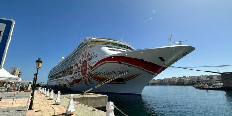 Un nuevo crucero trae a Ceuta por primera vez a casi 2.000 turistas