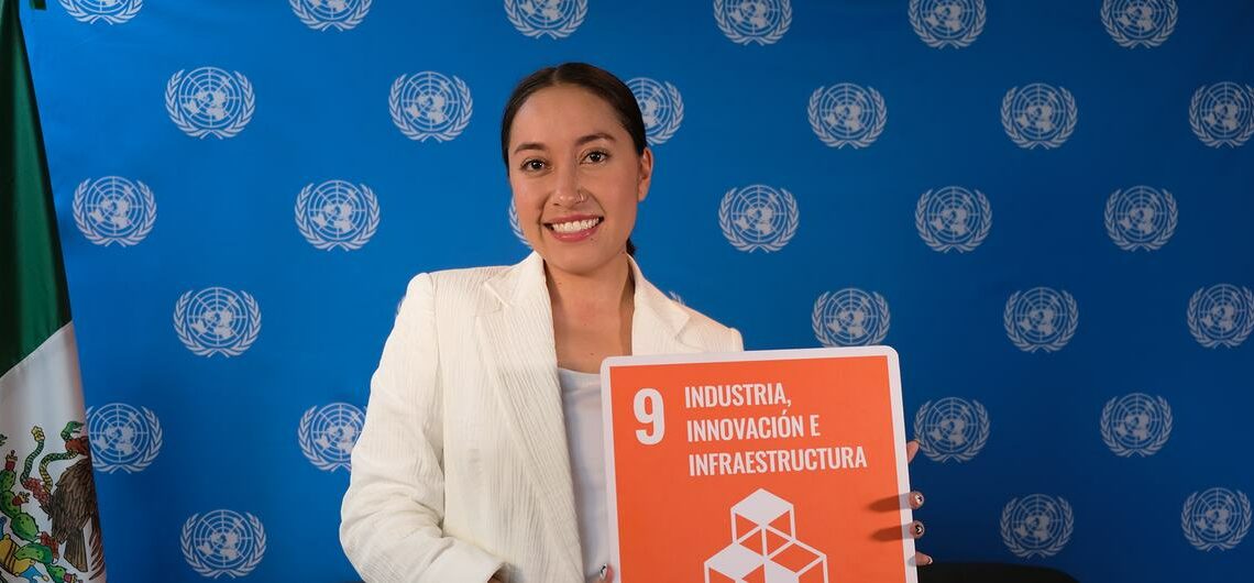 Katya Echazarreta posa con el logo del Objetivo de Desarrollo Sostenible número 9 relativo a la industria, la innovación y la infraestructura.