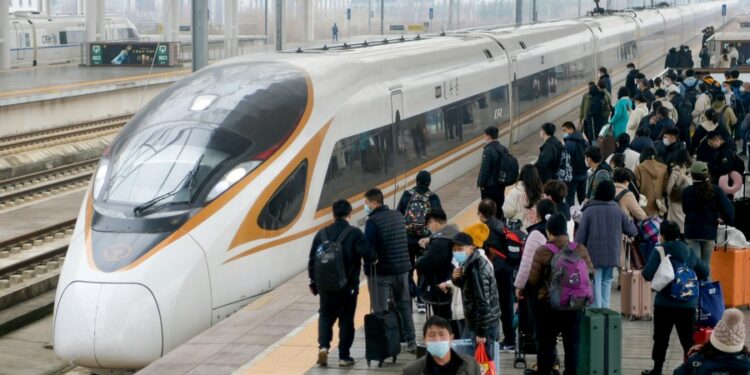 Viajes de pasajeros y volumen de carga en tren de China aumentan en febrero
