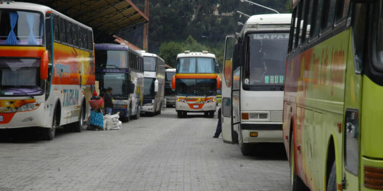 Viajes desde la Terminal de Buses La Paz hacia Tarija, Potosí, Chuquisaca y Santa Cruz se encuentran suspendidos por bloqueos