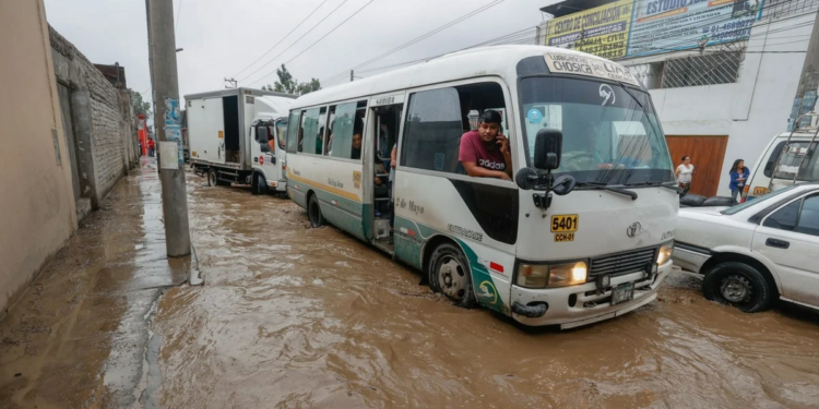 Vías bloqueadas EN VIVO: situación de las carreteras y tránsito en Lima y regiones debido a las lluvias por el ciclón Yaku
