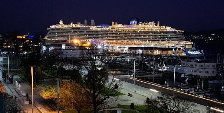 Vigo recibe al gigante 'Iona' tras un mes de sequía de cruceros