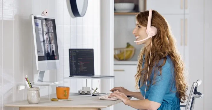 Logitech lleva las videollamadas a otro nivel con el lanzamiento la nueva cámara Brio 300 y los auriculares H390