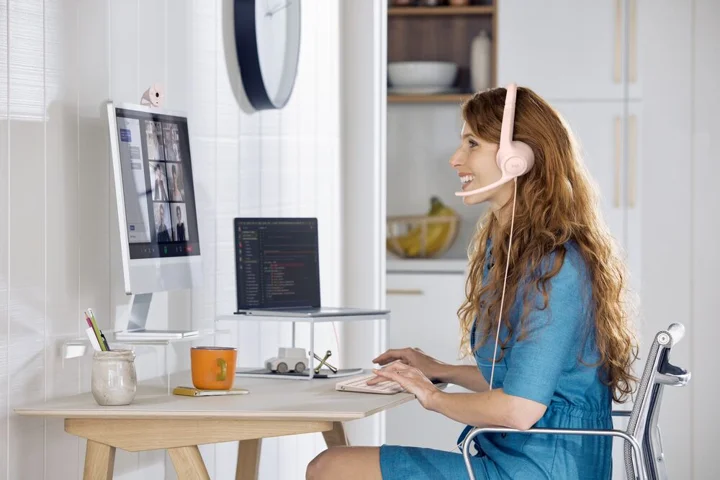 Logitech lleva las videollamadas a otro nivel con el lanzamiento la nueva cámara Brio 300 y los auriculares H390