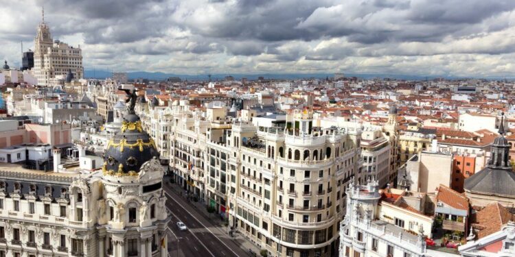 TourOfertas ofrece grandes viajes por Europa muchos de los cuales empiezan y terminan en Madrid.