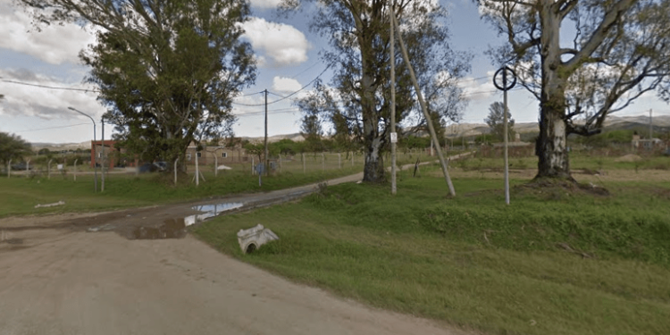 lo pescó saliendo del patio de su casa, lo persiguió y casi choca contra un caballo