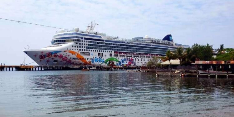 Reconocidos cruceros han llegado a la isla de Roatán.