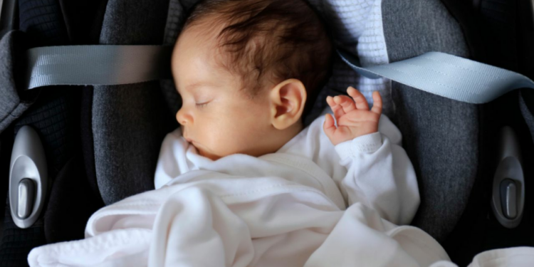 ¿Cómo viajar con un bebé recién nacido en auto?