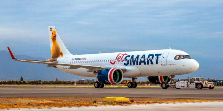 ¿JetSmart podría llenar el hueco que dejaría Viva Air en Colombia?