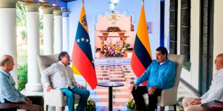 ¿Qué hay detrás de los viajes de Petro a Venezuela?