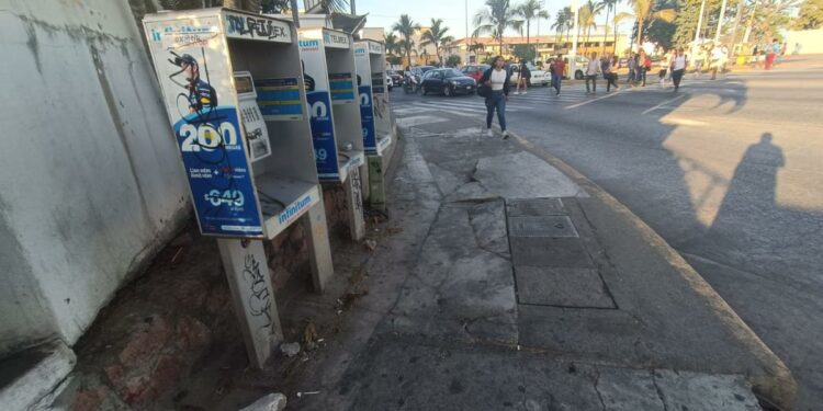 Crucero del Pitillal, deteriorado y peligroso para el peatón