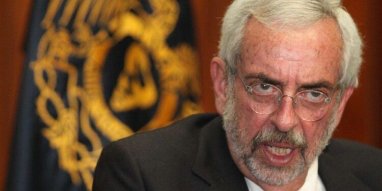 Acusan al rector de la UNAM de gastar millones en viajes y bienes de lujo, ganando 22 mil pesos mensuales