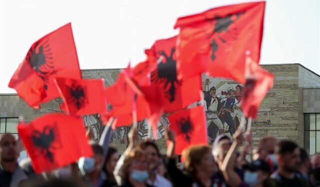 Archivo - (210428) -- TIRANA, April 28, 2021 (Xinhua) -- Supporters of Albania's ruling Socialist Party (SP) wave national flags during a rally in Tirana, Albania, April 27, 2021. Albania's ruling SP has won the parliamentary elections held on Sunday for