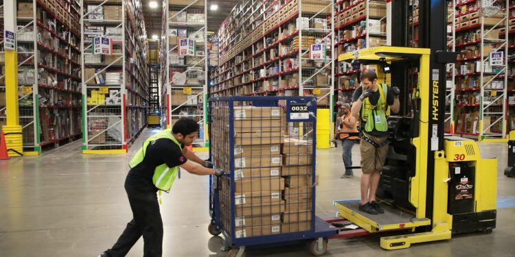 Trabajadores de Amazon en una planta de Illinois.