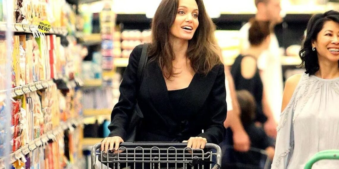 Así son las compras random de Angelina Jolie en el Supermercado