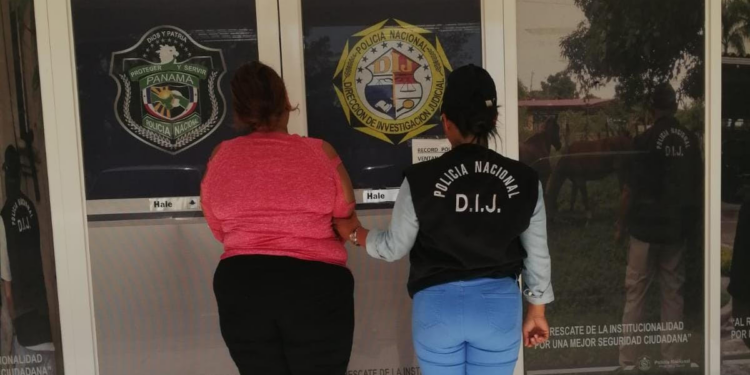 Autoridades capturan a estafadora que se hacía pasar por agente de viajes