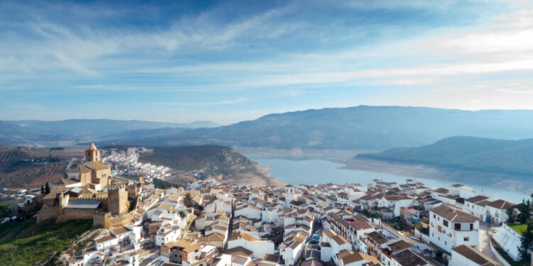 Balcones, rincones floridos y un embalse, así es el mejor pueblo al que viajar en mayo