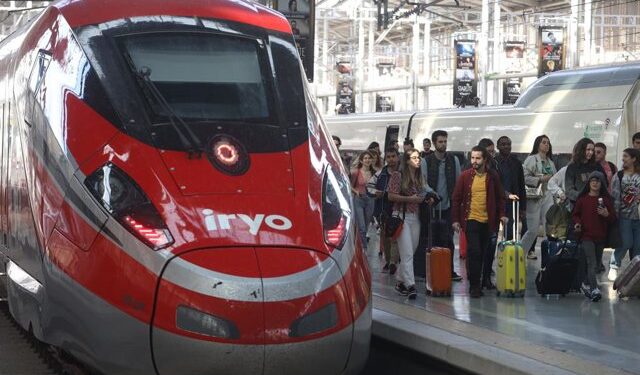 Llegada del tren de alta velocidad Iryo a la estación María Zambrano, A 31 de marzo de 2023, en Málaga (Andalucía, España)