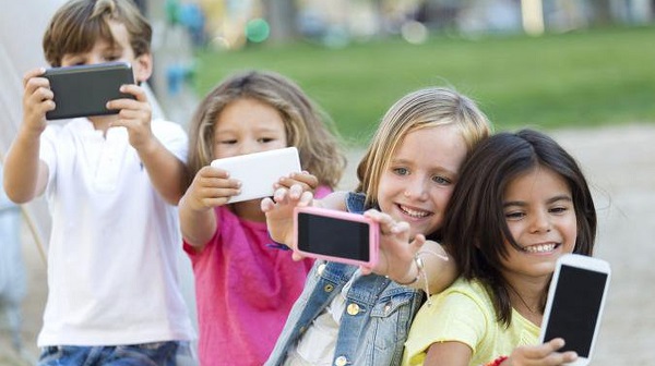 ¿Cómo llamar la atención de la Generación Alfa, las personas que han nacido con un smartphone en las manos?