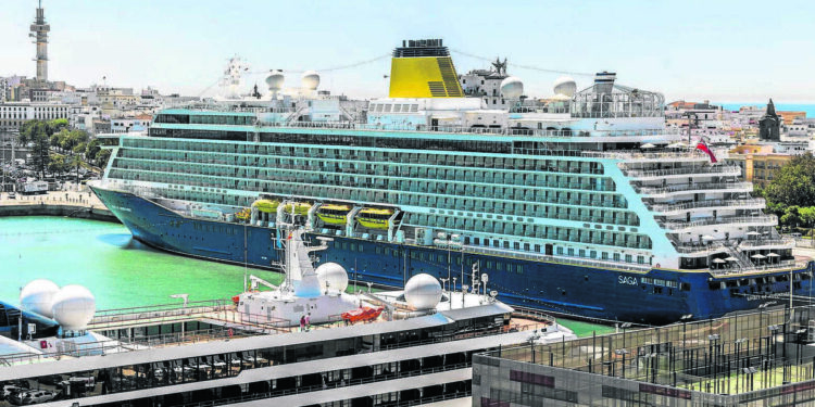 Cádiz recibe un repóker de cruceros con 9.000 pasajeros